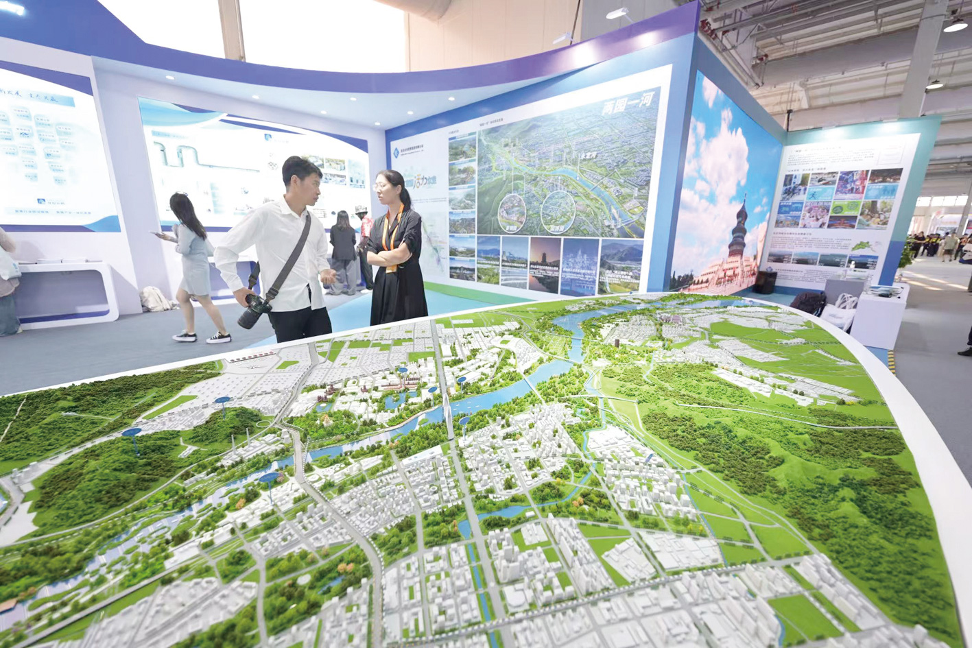 《劳动午报》：一座桥，连通两个市场